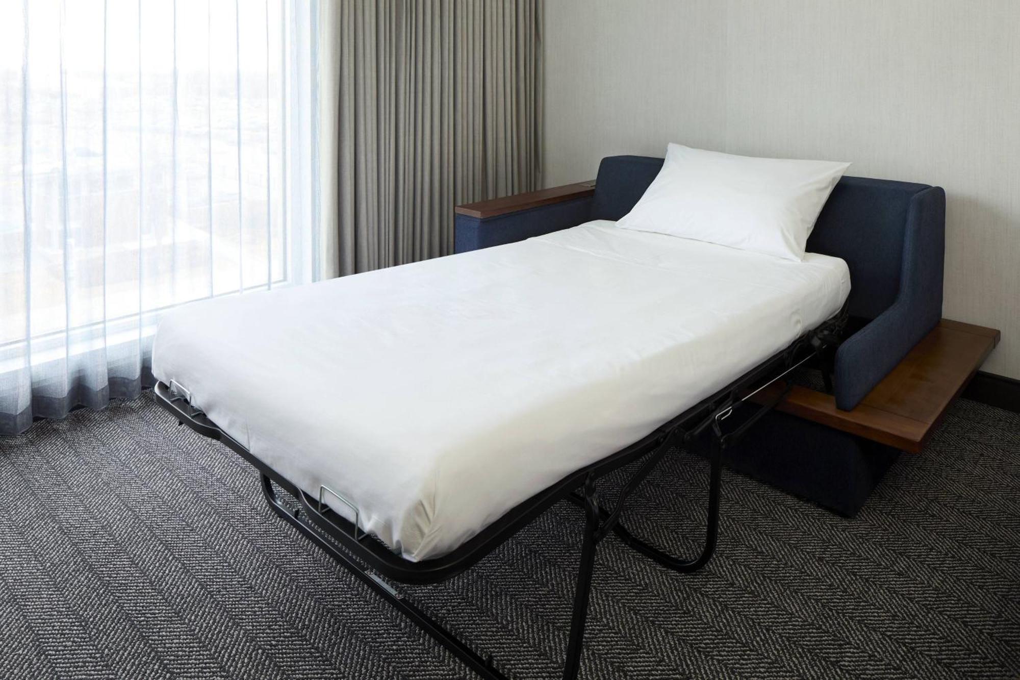 ホテル Courtyard By Marriott Montreal ラヴァル エクステリア 写真