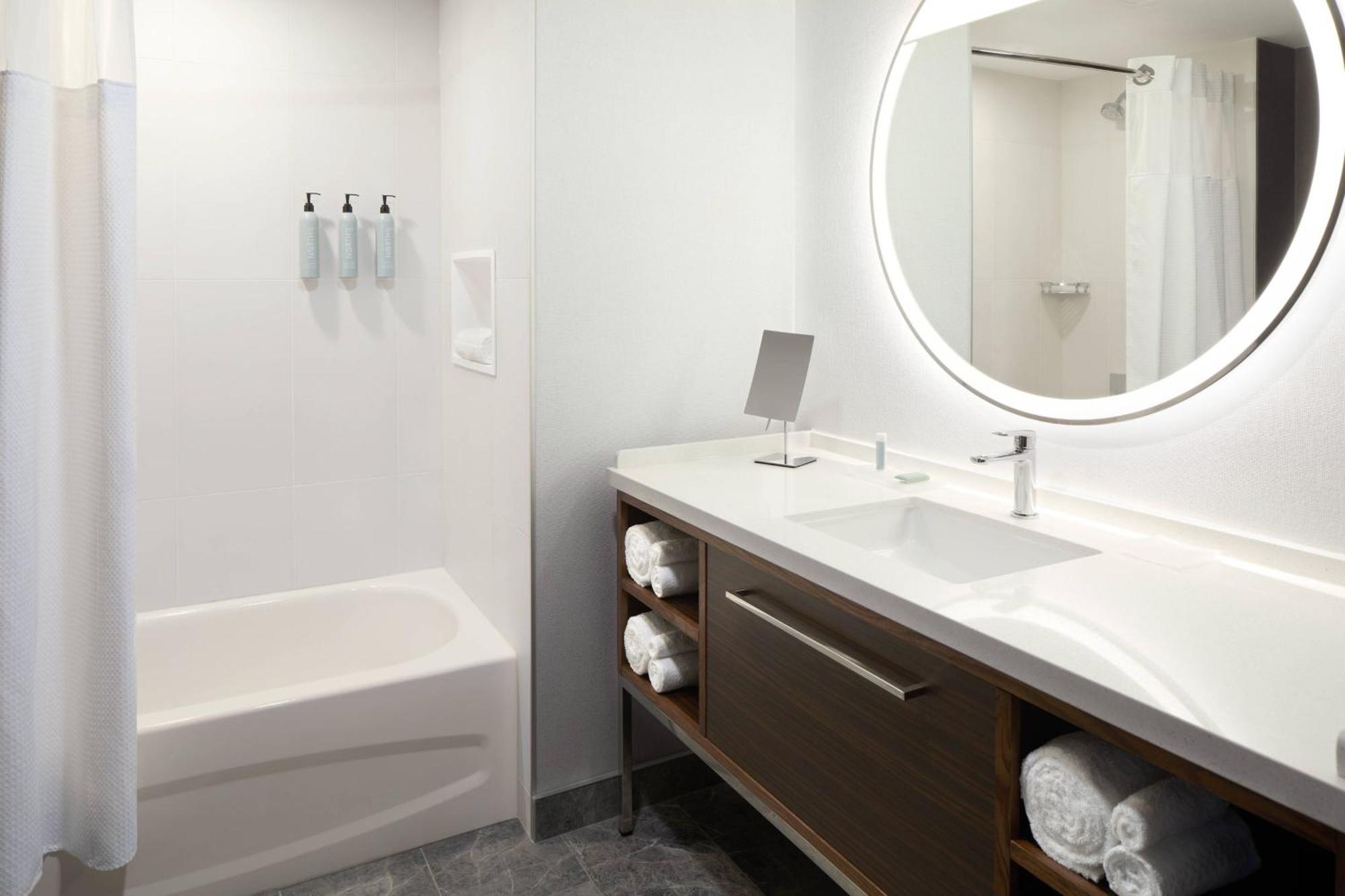 ホテル Courtyard By Marriott Montreal ラヴァル エクステリア 写真