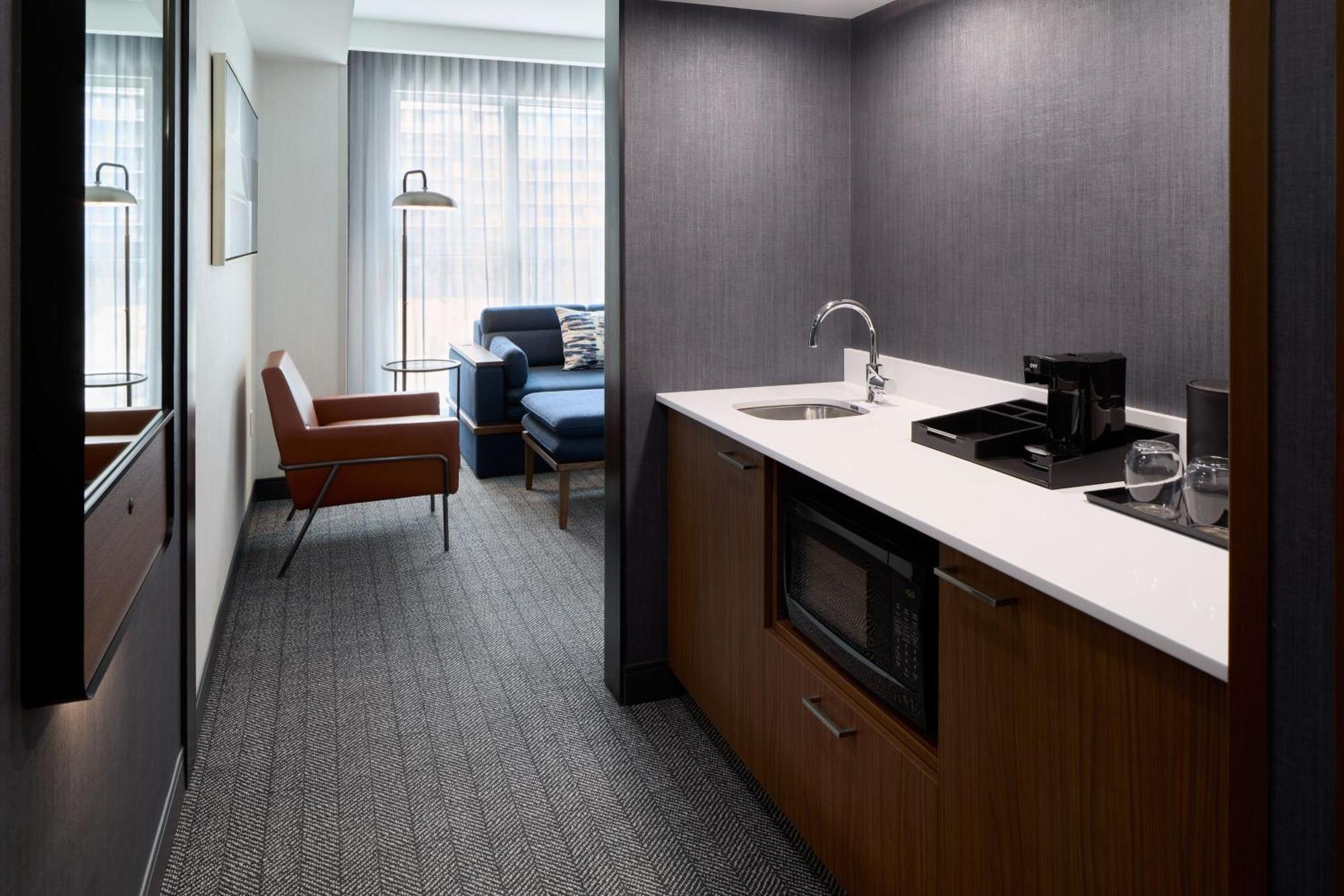 ホテル Courtyard By Marriott Montreal ラヴァル エクステリア 写真
