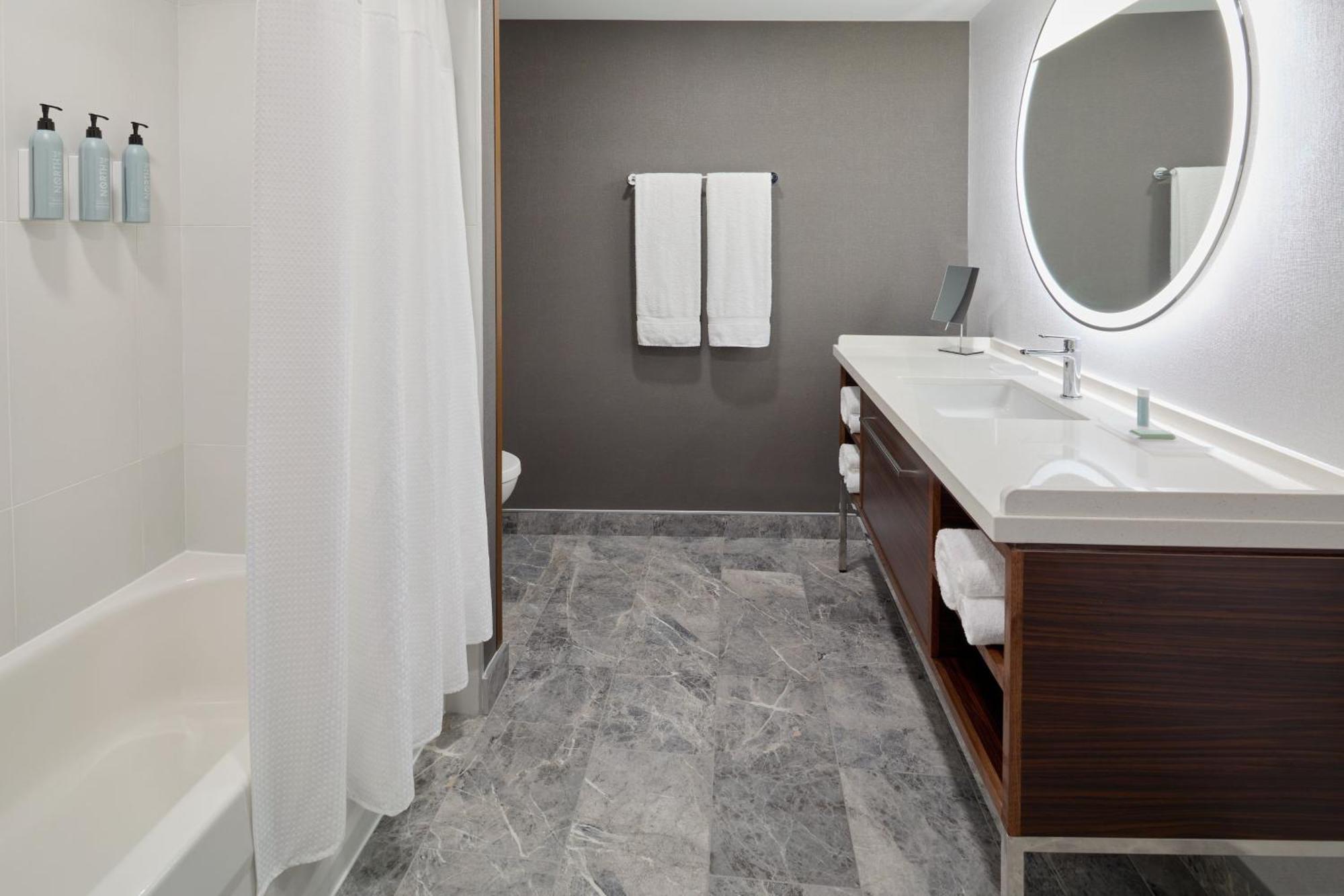 ホテル Courtyard By Marriott Montreal ラヴァル エクステリア 写真