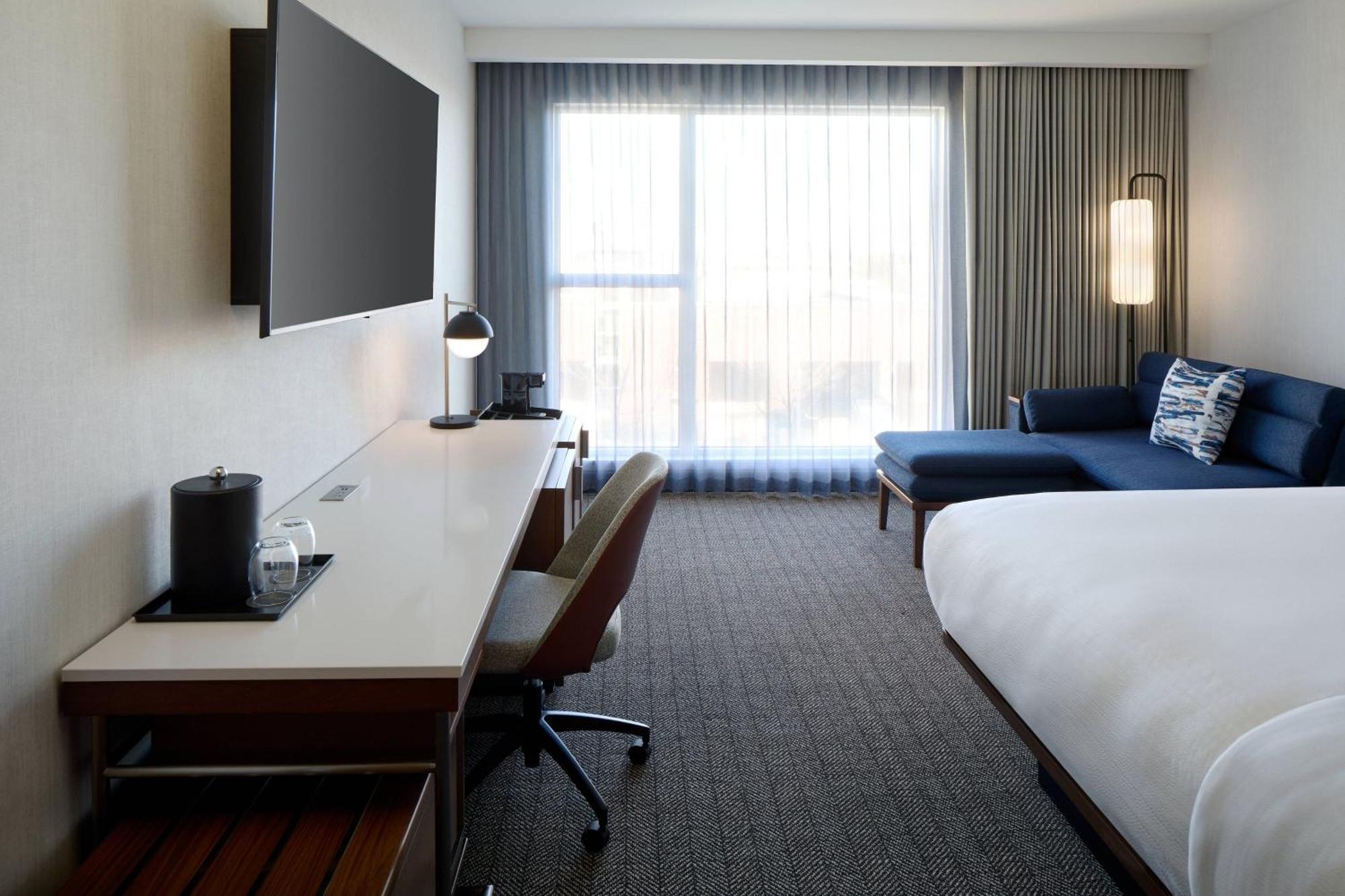 ホテル Courtyard By Marriott Montreal ラヴァル エクステリア 写真