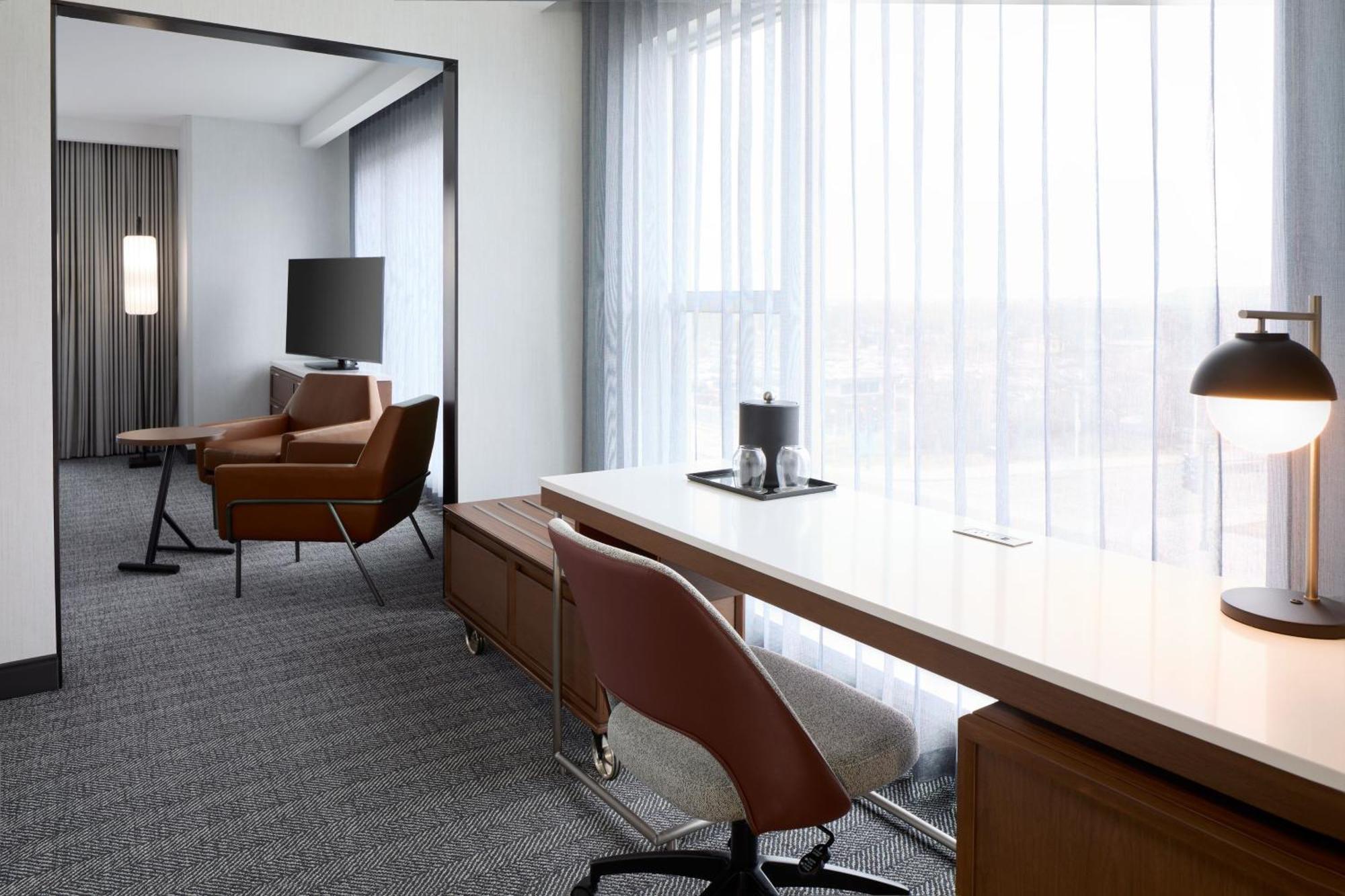 ホテル Courtyard By Marriott Montreal ラヴァル エクステリア 写真
