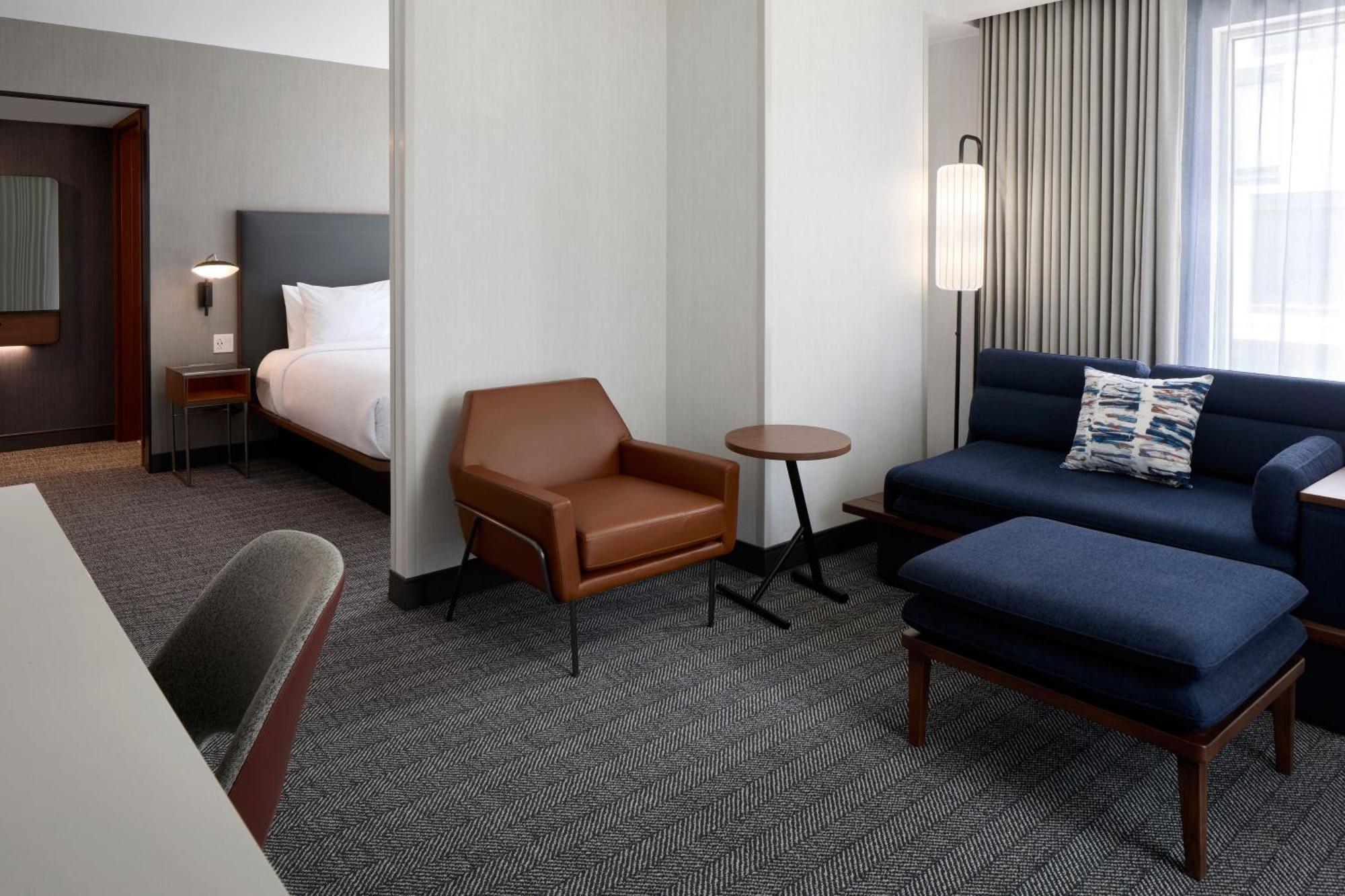 ホテル Courtyard By Marriott Montreal ラヴァル エクステリア 写真