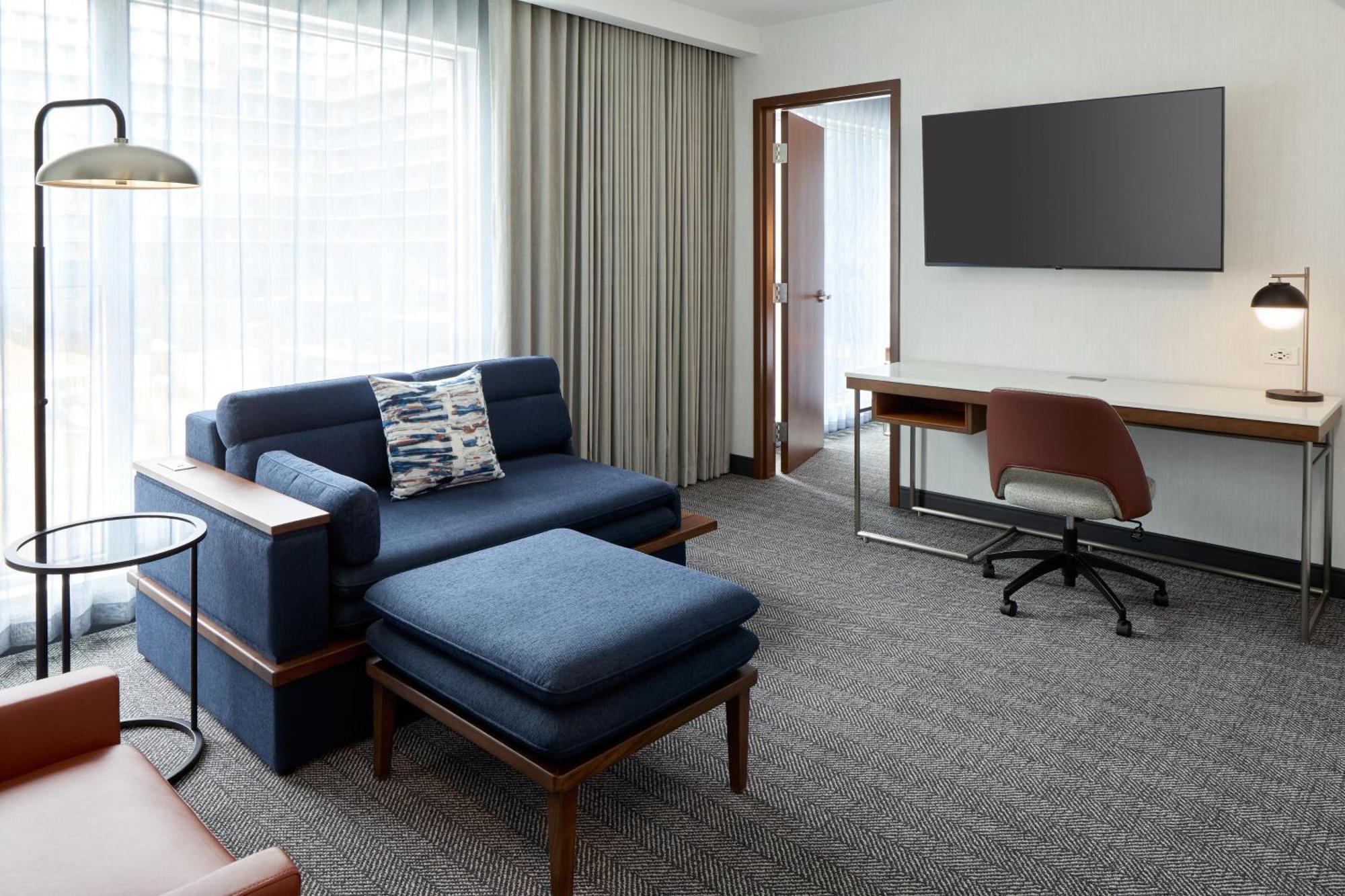 ホテル Courtyard By Marriott Montreal ラヴァル エクステリア 写真