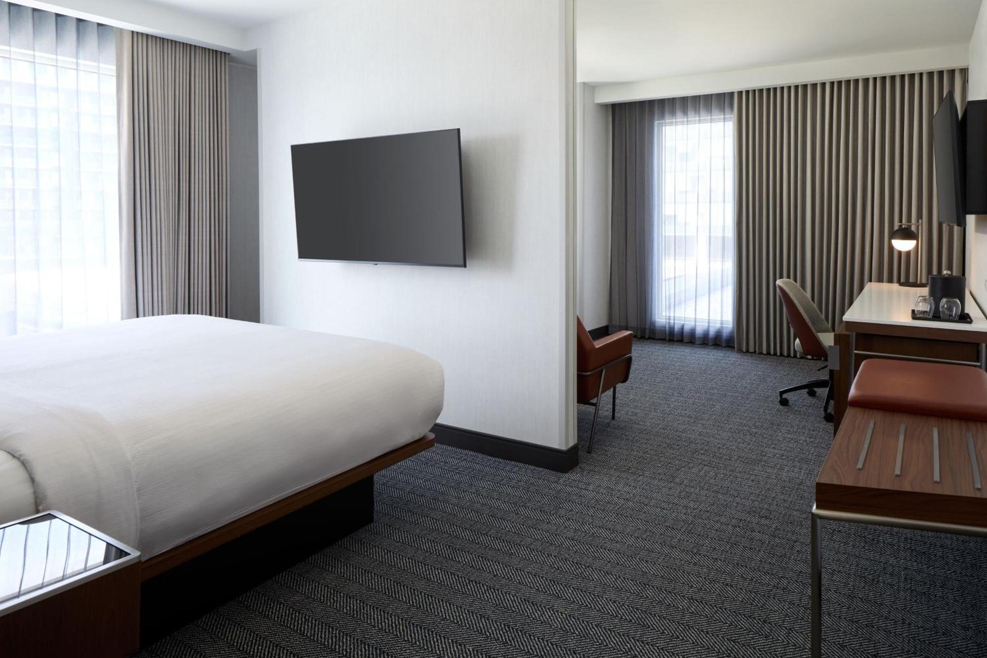 ホテル Courtyard By Marriott Montreal ラヴァル エクステリア 写真