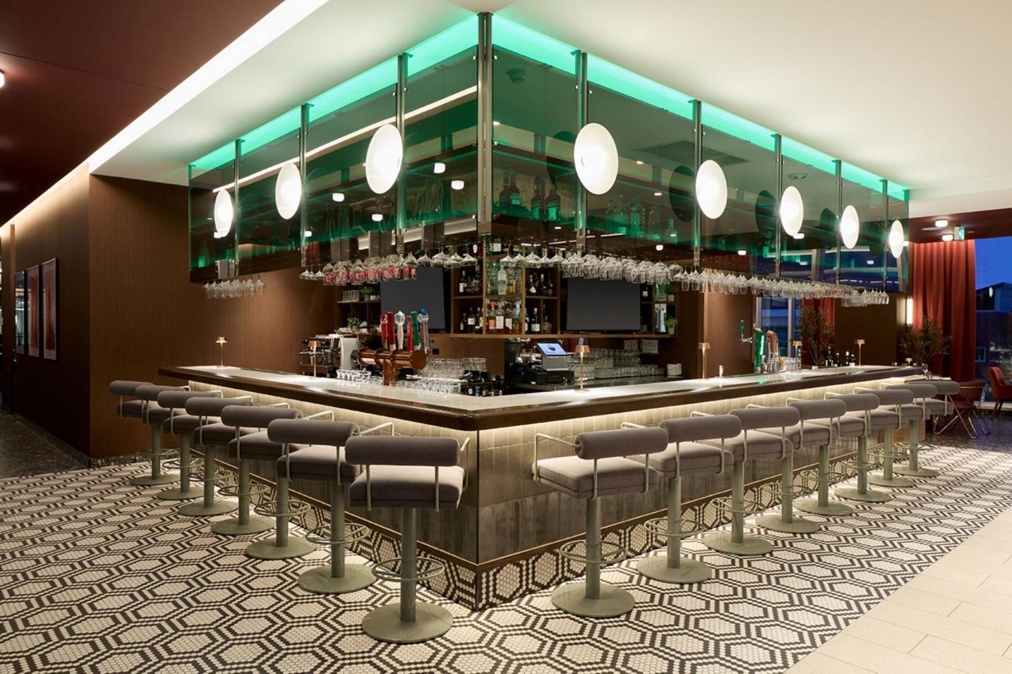 ホテル Courtyard By Marriott Montreal ラヴァル エクステリア 写真