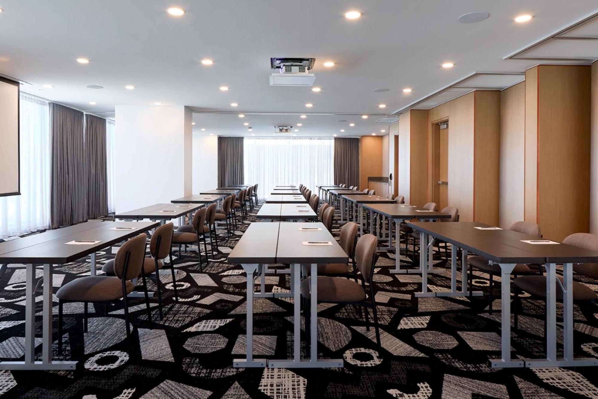 ホテル Courtyard By Marriott Montreal ラヴァル エクステリア 写真
